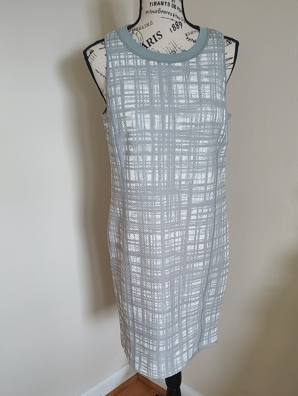 Worth Light Gray and White Sleeveless Sheath Dress